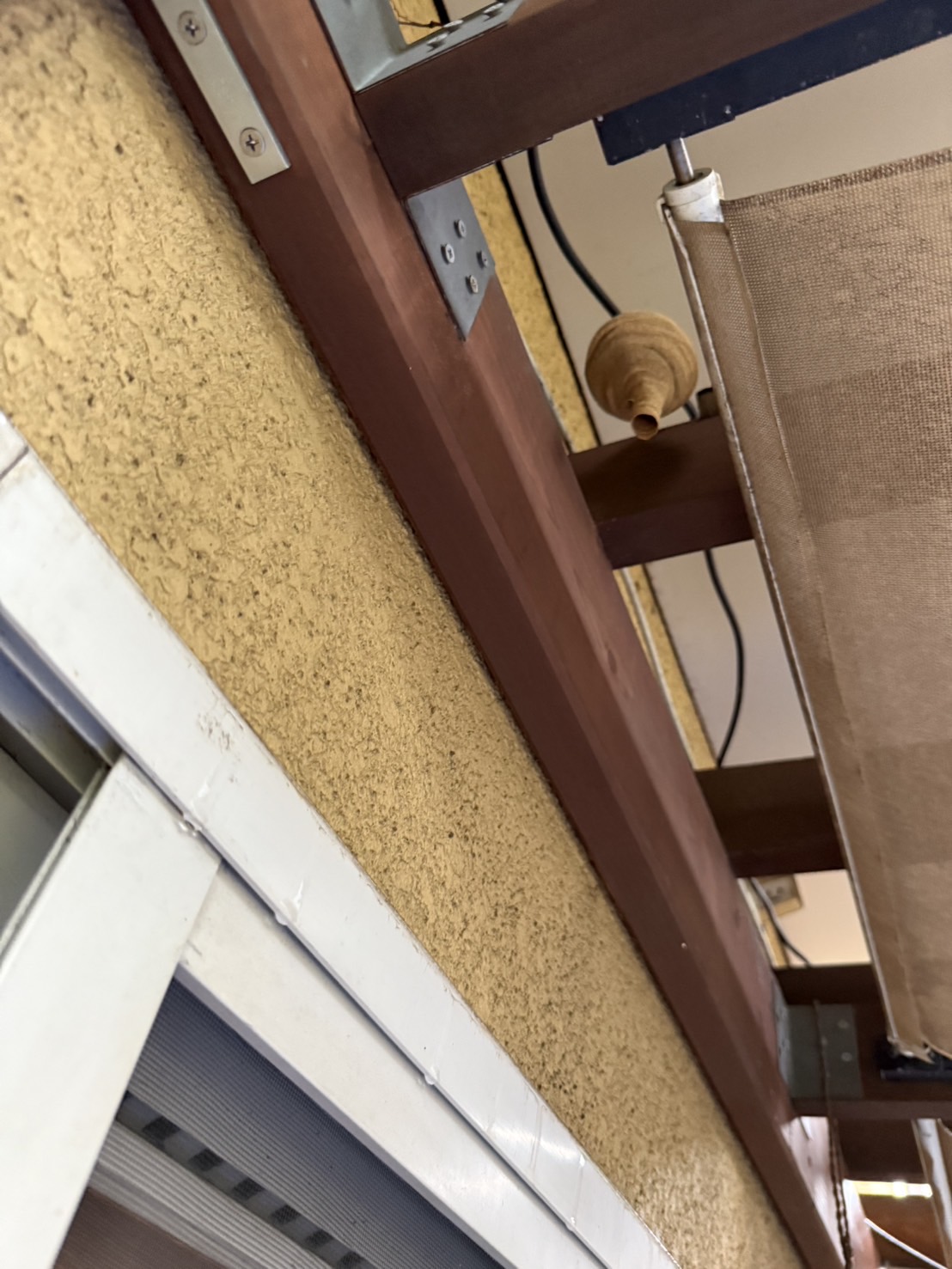 【岡山市北区】一階軒下のスズメバチの巣を駆除しました！