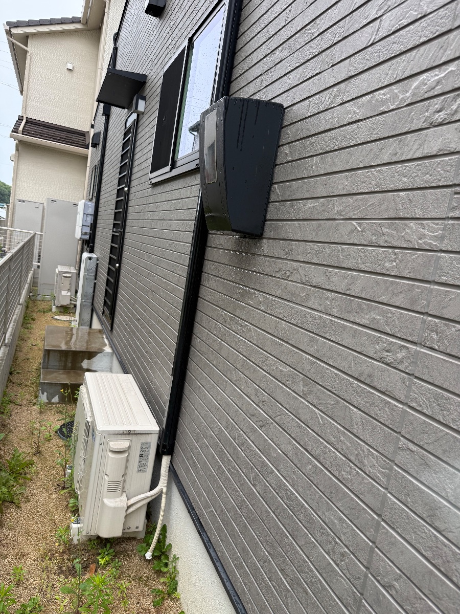 浅口市金光町でアシナガバチ駆除｜水道メーター下とウッドデッキ下
