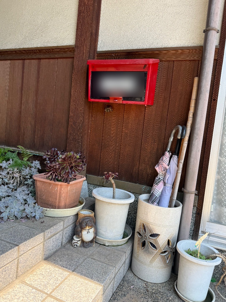浅口市金光町でアシナガバチ駆除｜ポスト下と室外機の2か所