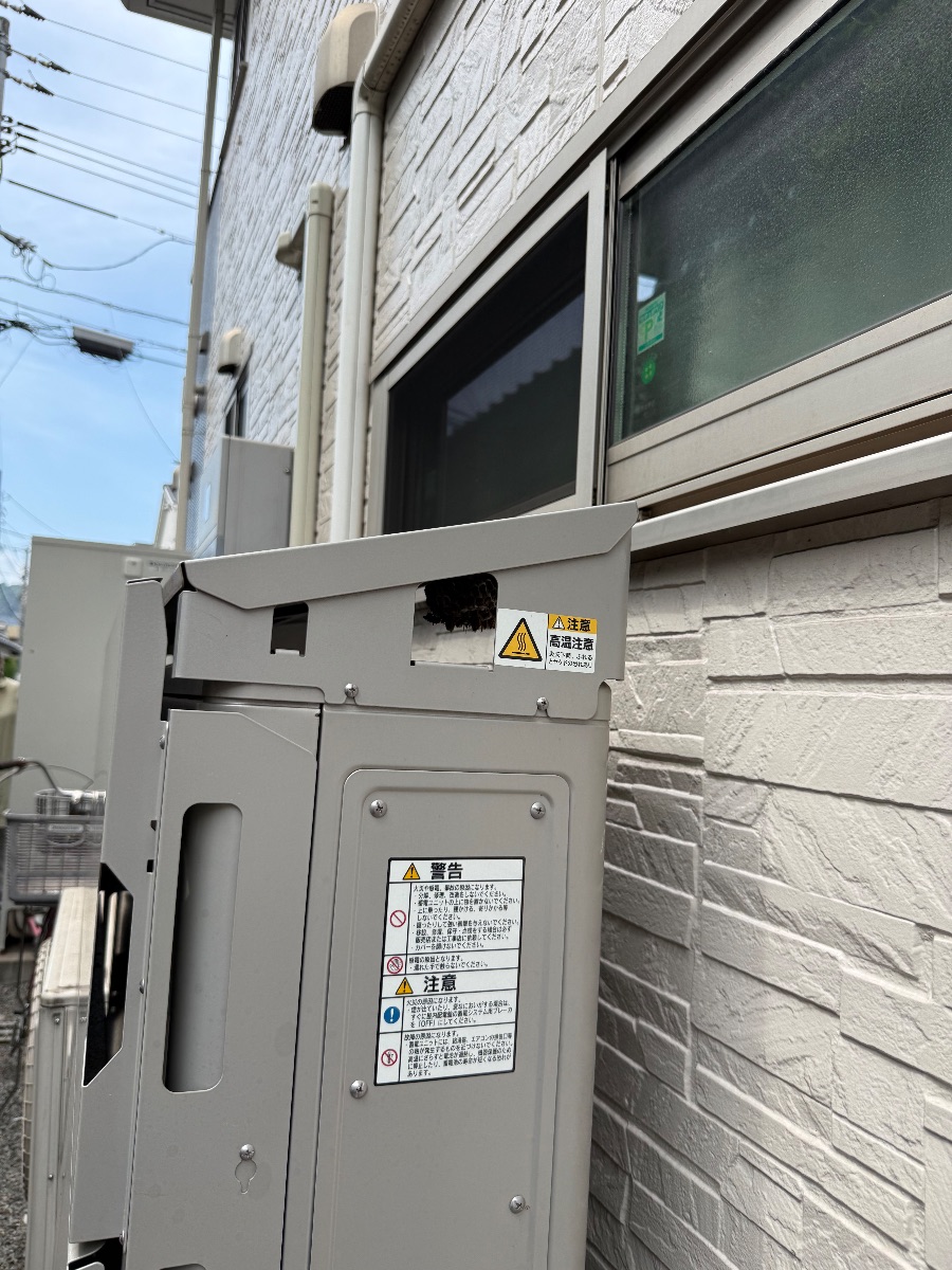 福山市でアシナガバチ駆除｜蓄電池の上の巣を即日対応