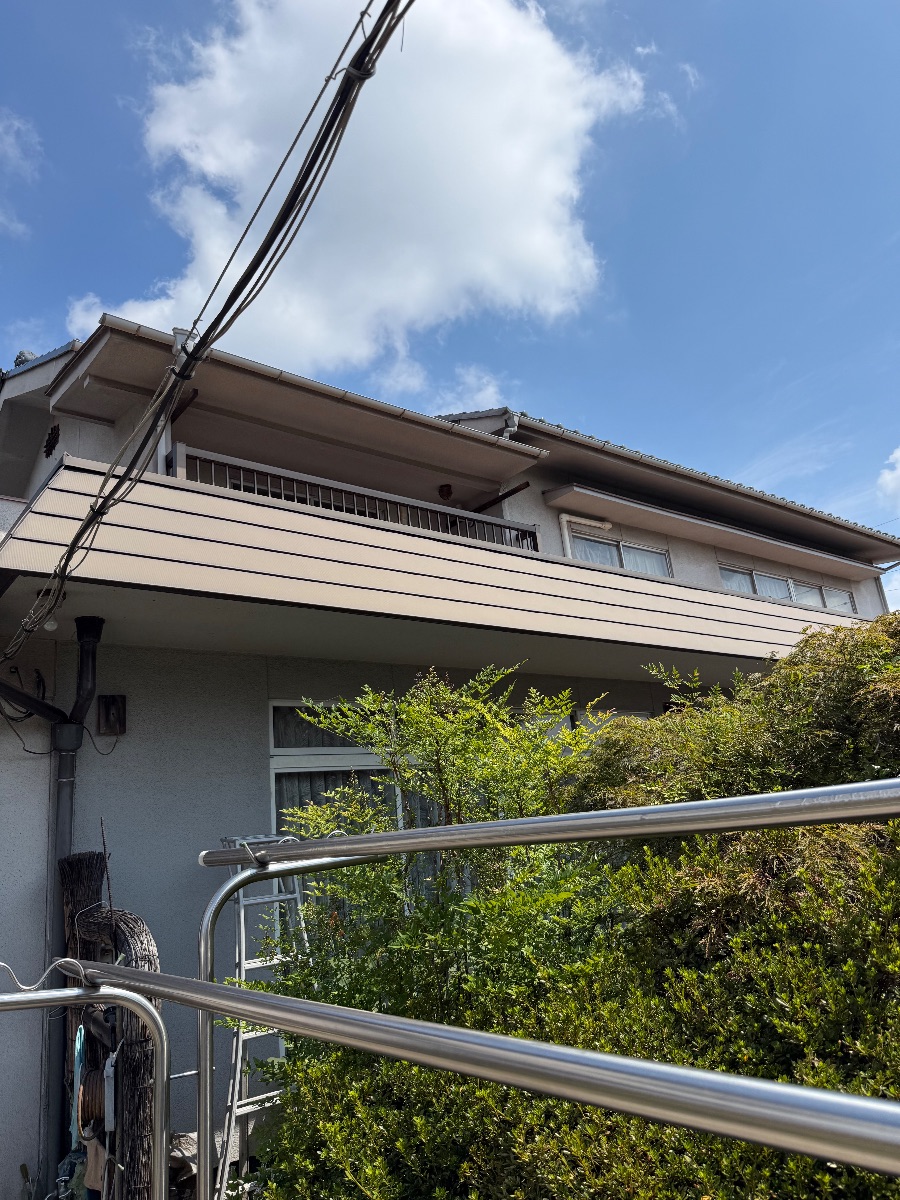 福山市でスズメバチ駆除｜ベランダ天井と屋根裏の2か所に対応