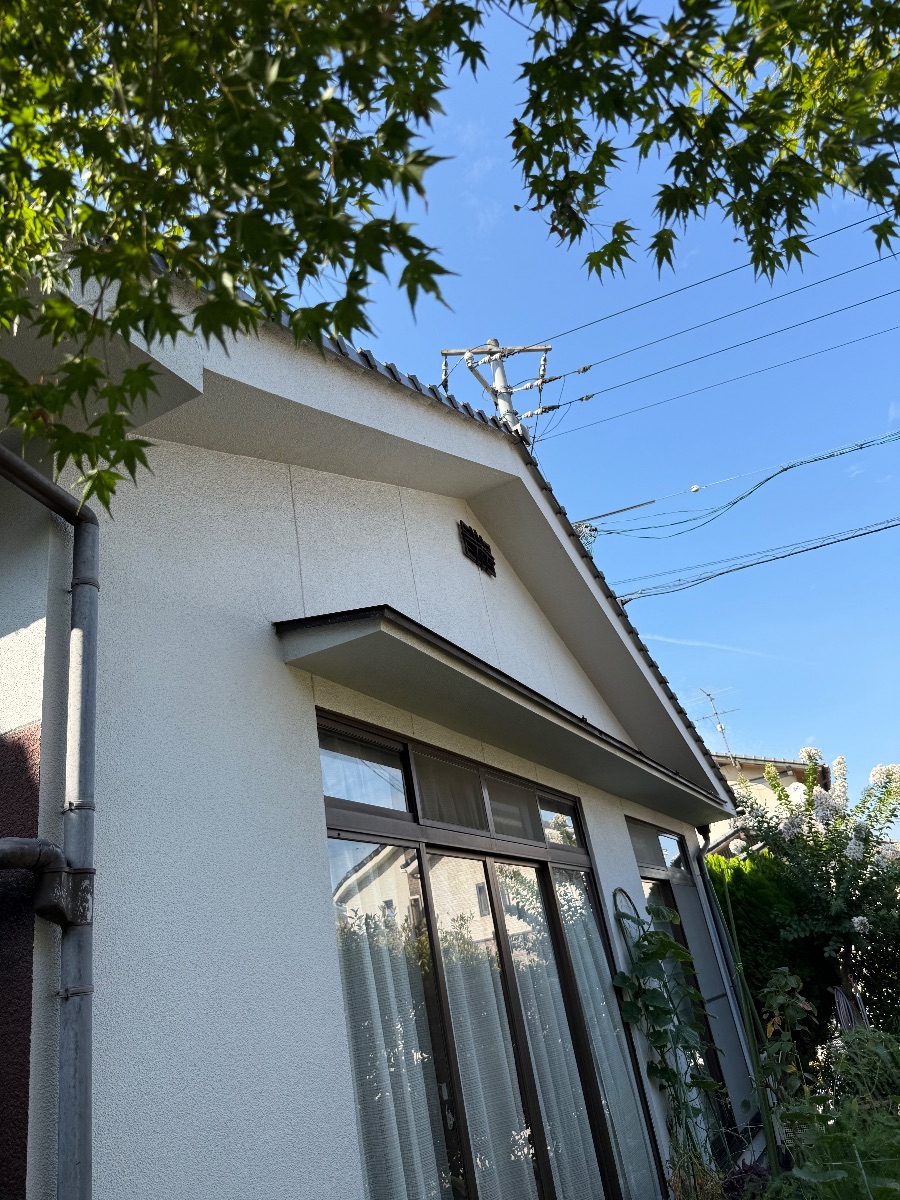 福山市でスズメバチ駆除｜通気口から出入りする屋根裏の巣に対応