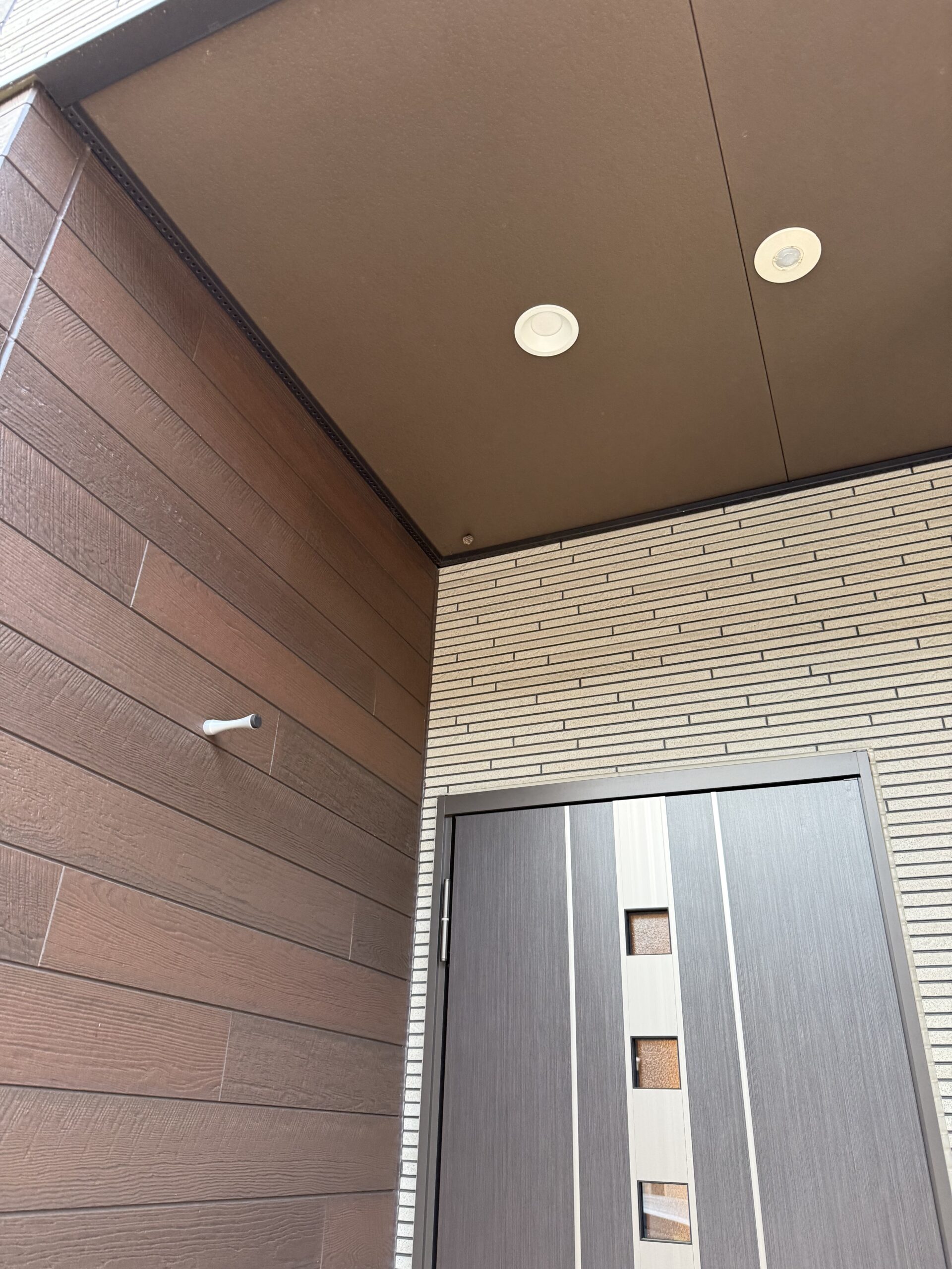 井原市西江原町 玄関軒下のアシナガバチの巣の場所