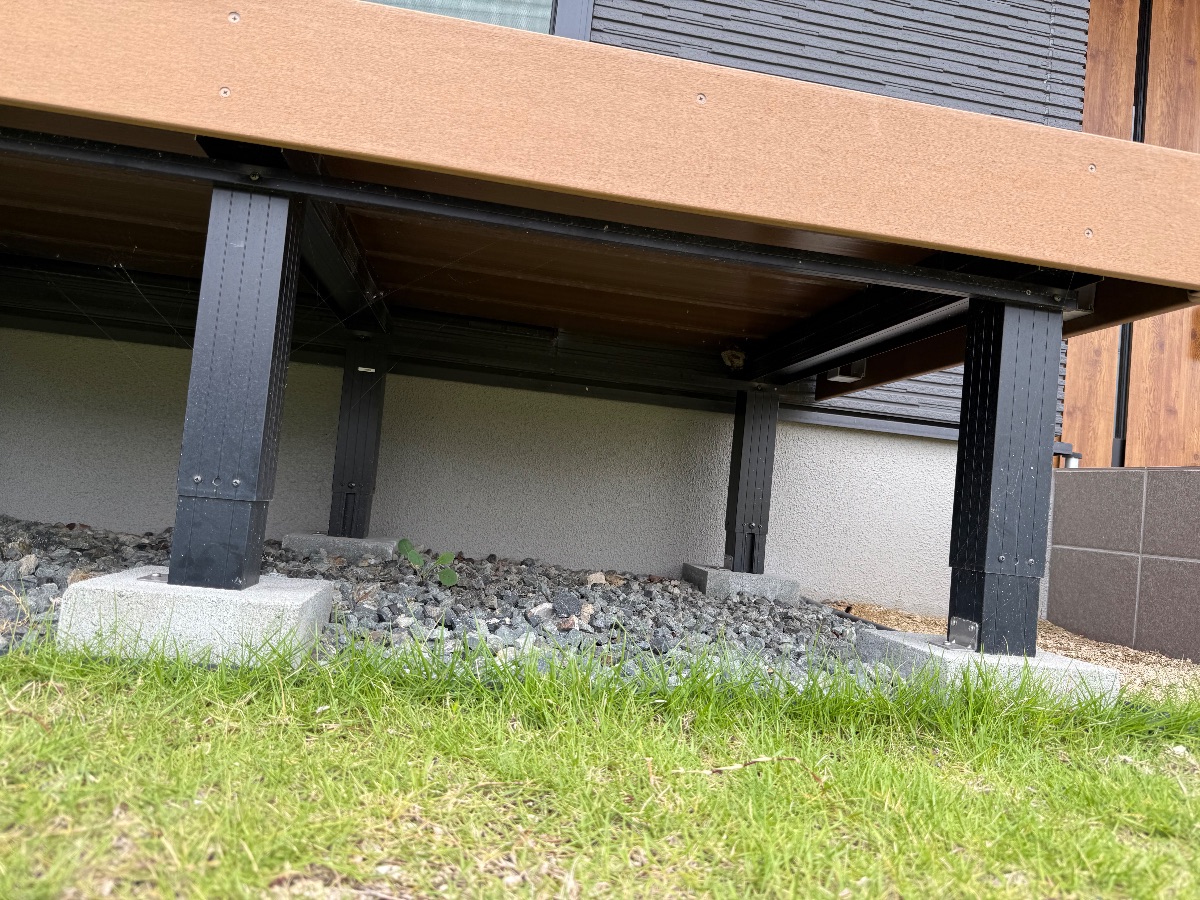 井原市笹賀町でアシナガバチ駆除｜ウッドデッキ下に隠れた2つの巣