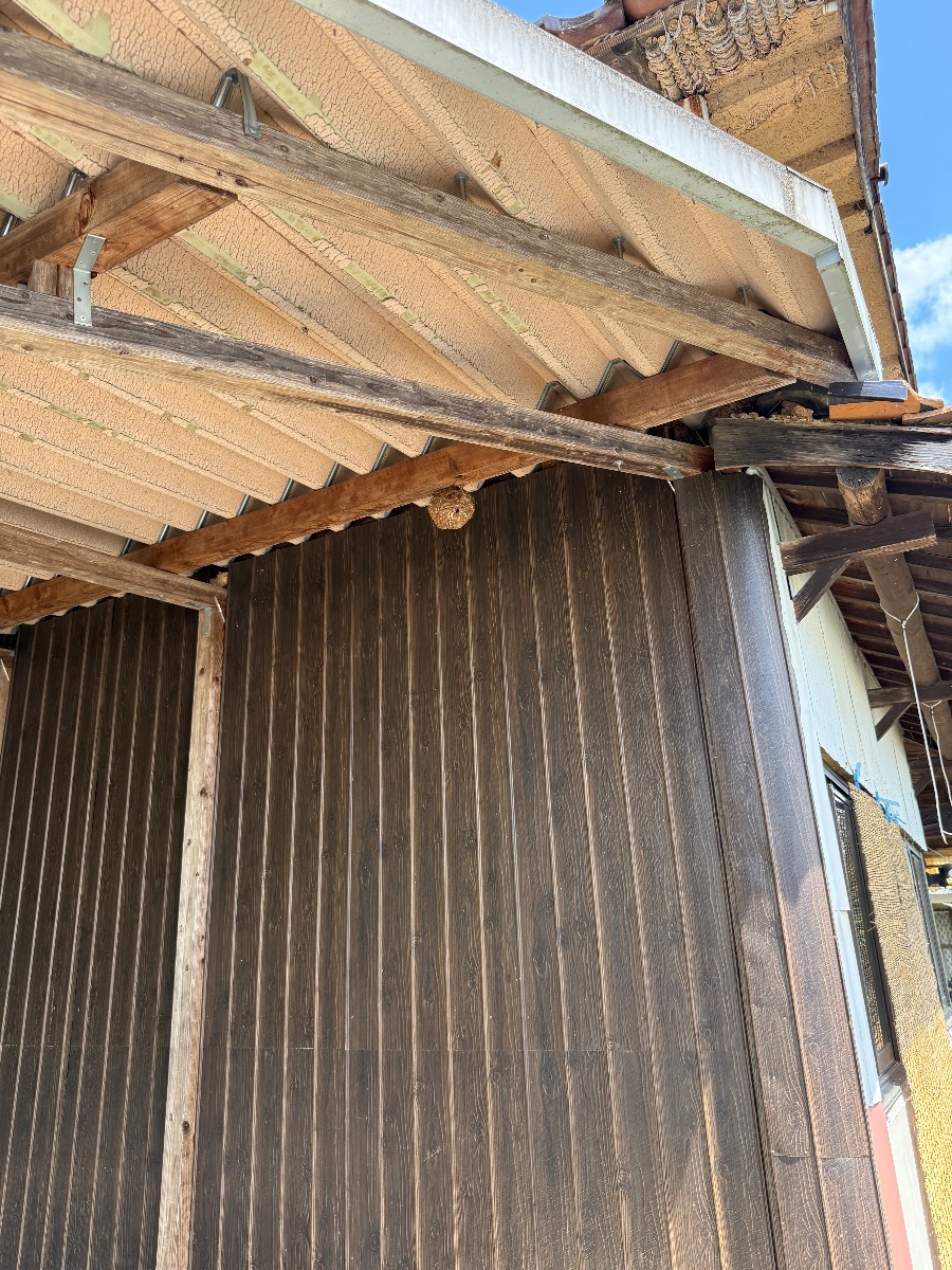 井原市でスズメバチ駆除｜軒下の梁の巣を丸ごと撤去