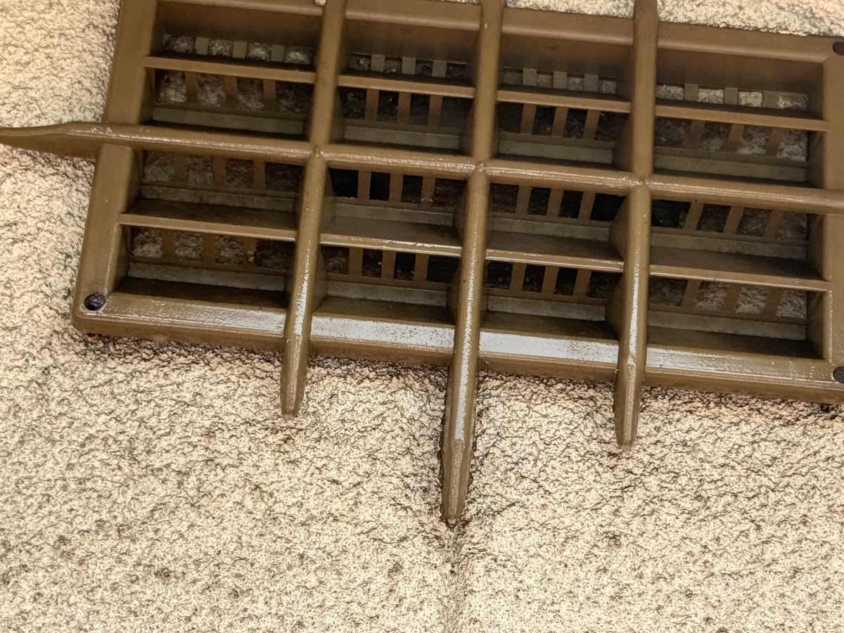 笠岡市 屋根裏の通気口に近づいた様子
