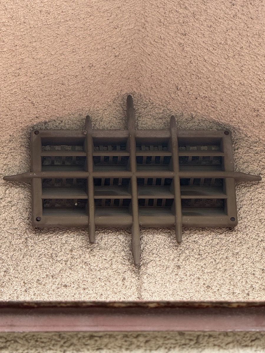 笠岡市 屋根裏の通気口（換気ガラリ）のアップ