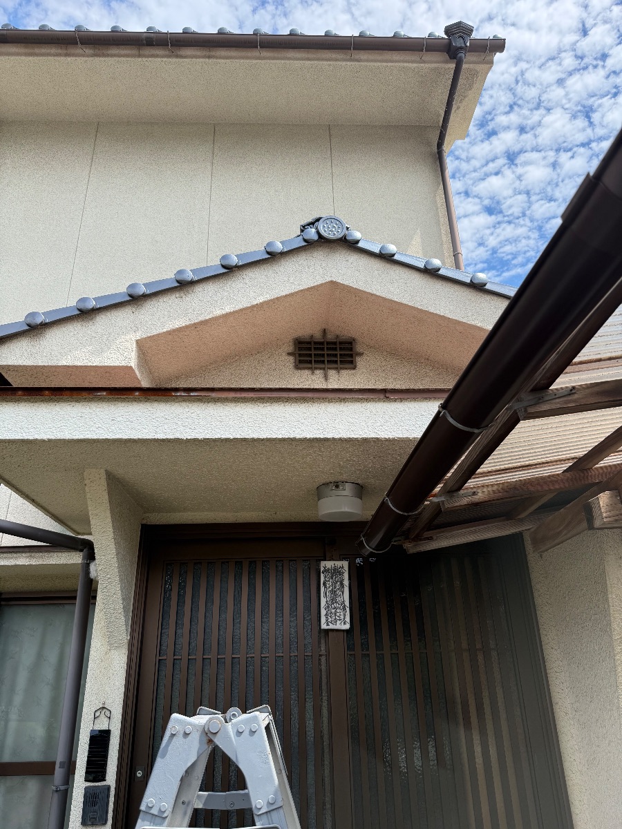 笠岡市でスズメバチ駆除｜屋根裏の巣に開口せず薬剤注入で対応