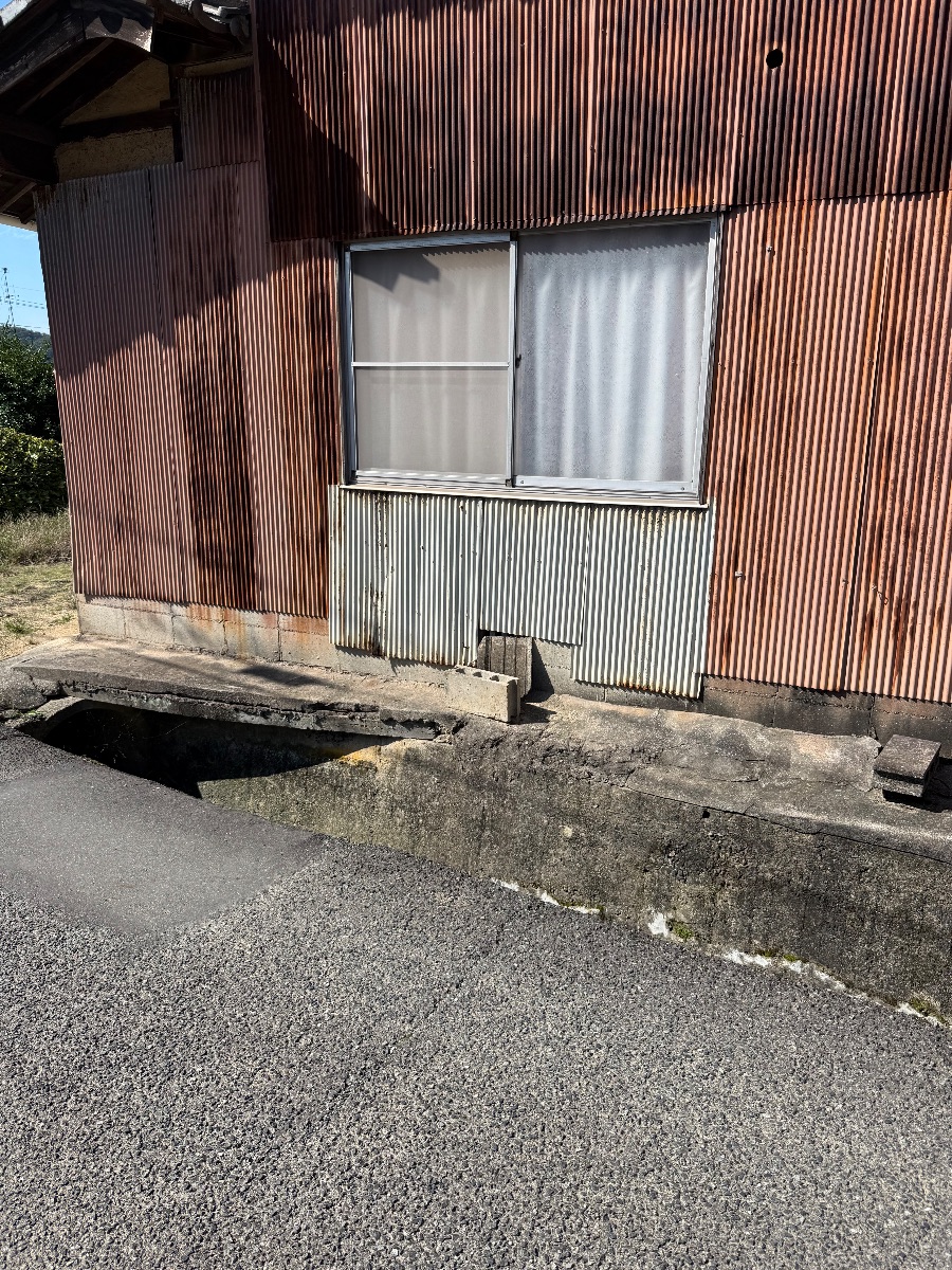 笠岡市の空き家でスズメバチ対応｜床下の通気口から薬剤注入